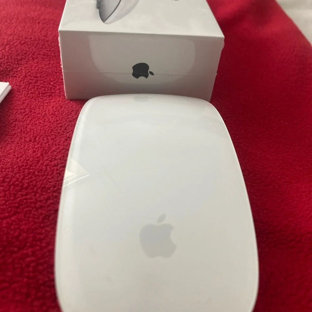 Apple Magic Mouse! Used twice (Wht) Includes USB-C to Lighting cable!